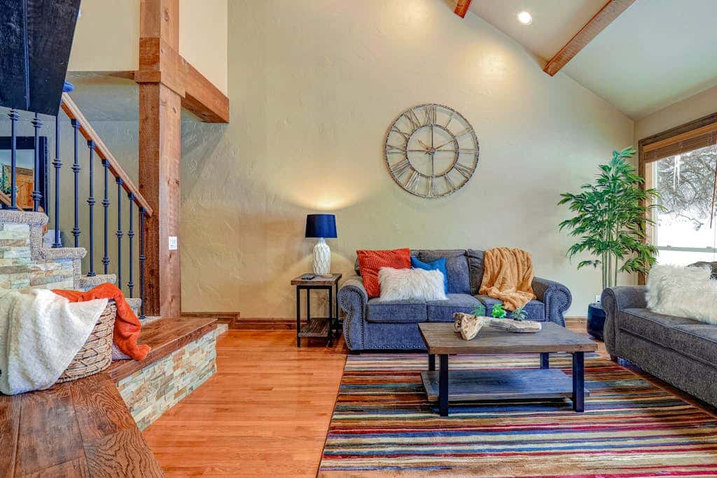 Recently updated townhome with  a private hot tub, deck, & wet bar - bus to slopes