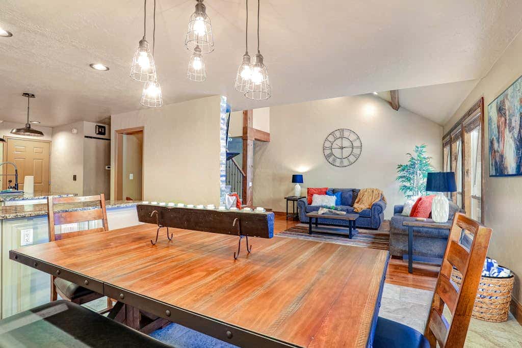 Recently updated townhome with  a private hot tub, deck, & wet bar - bus to slopes