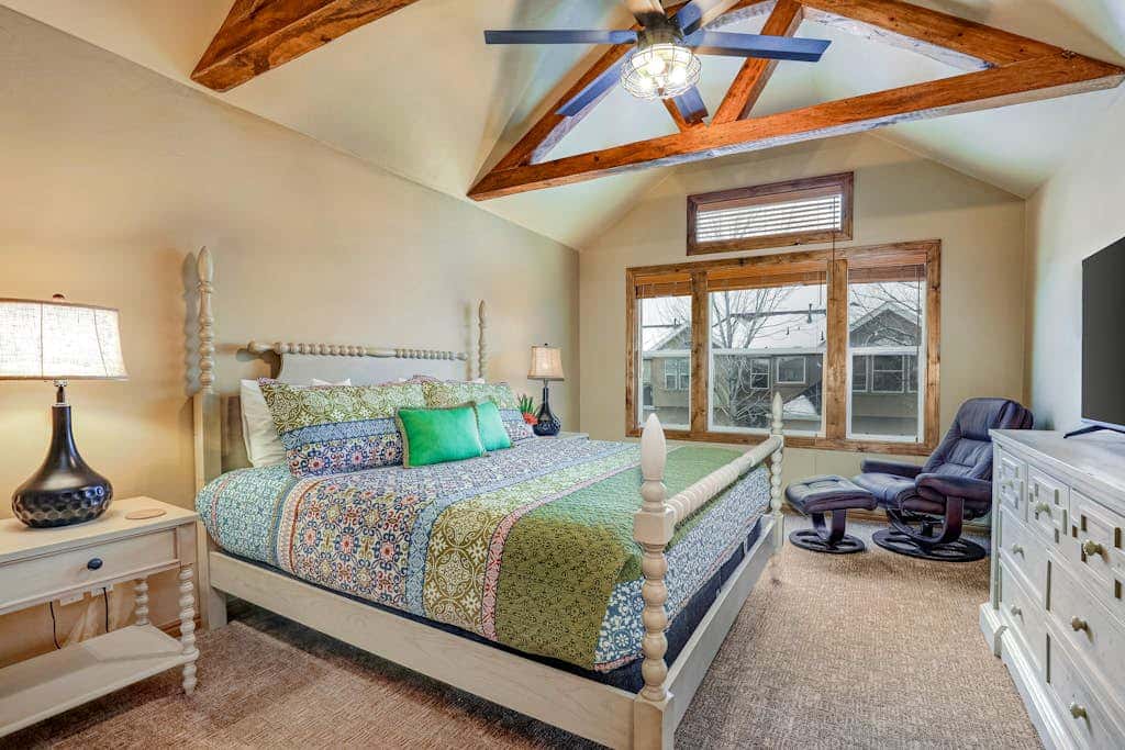 Recently updated townhome with  a private hot tub, deck, & wet bar - bus to slopes