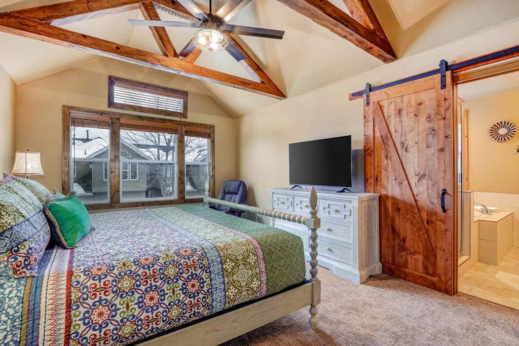 Recently updated townhome with  a private hot tub, deck, & wet bar - bus to slopes