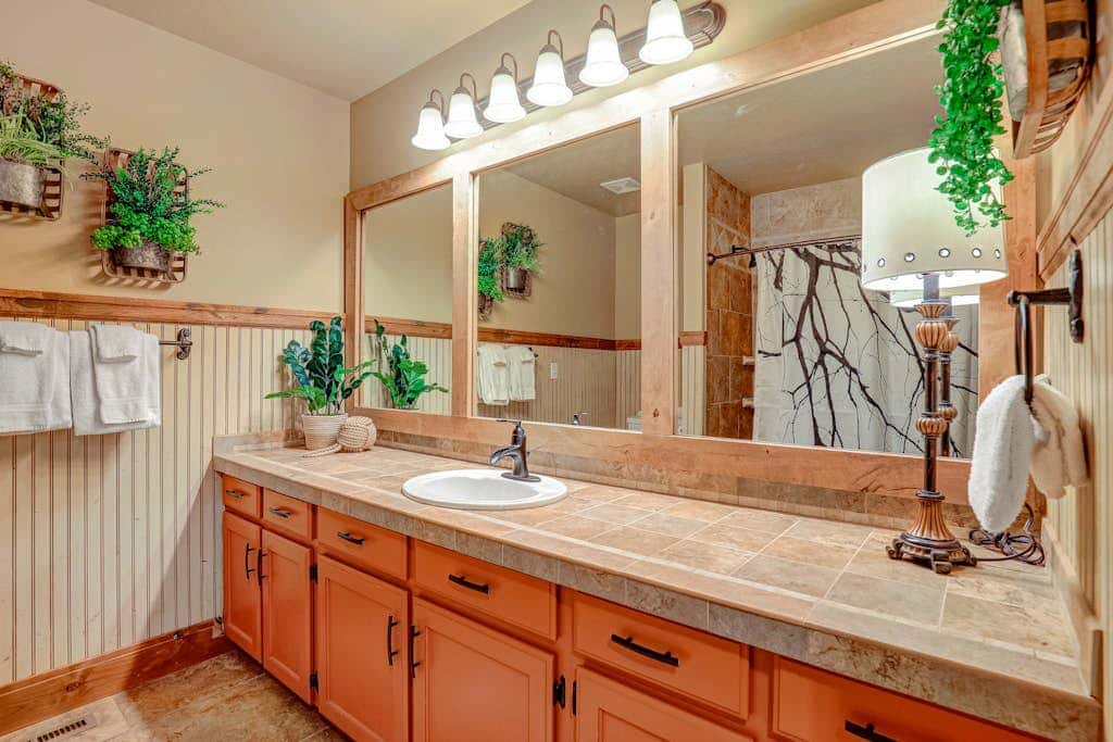 Recently updated townhome with  a private hot tub, deck, & wet bar - bus to slopes