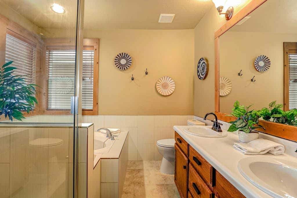 Recently updated townhome with  a private hot tub, deck, & wet bar - bus to slopes