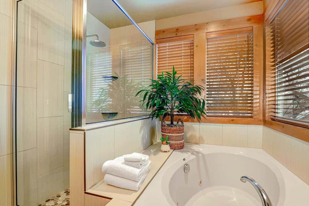 Recently updated townhome with  a private hot tub, deck, & wet bar - bus to slopes
