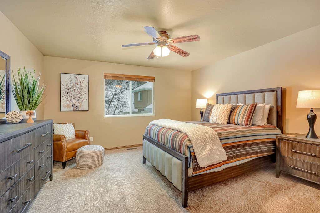 Recently updated townhome with  a private hot tub, deck, & wet bar - bus to slopes