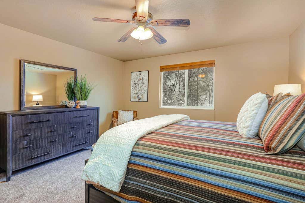 Recently updated townhome with  a private hot tub, deck, & wet bar - bus to slopes