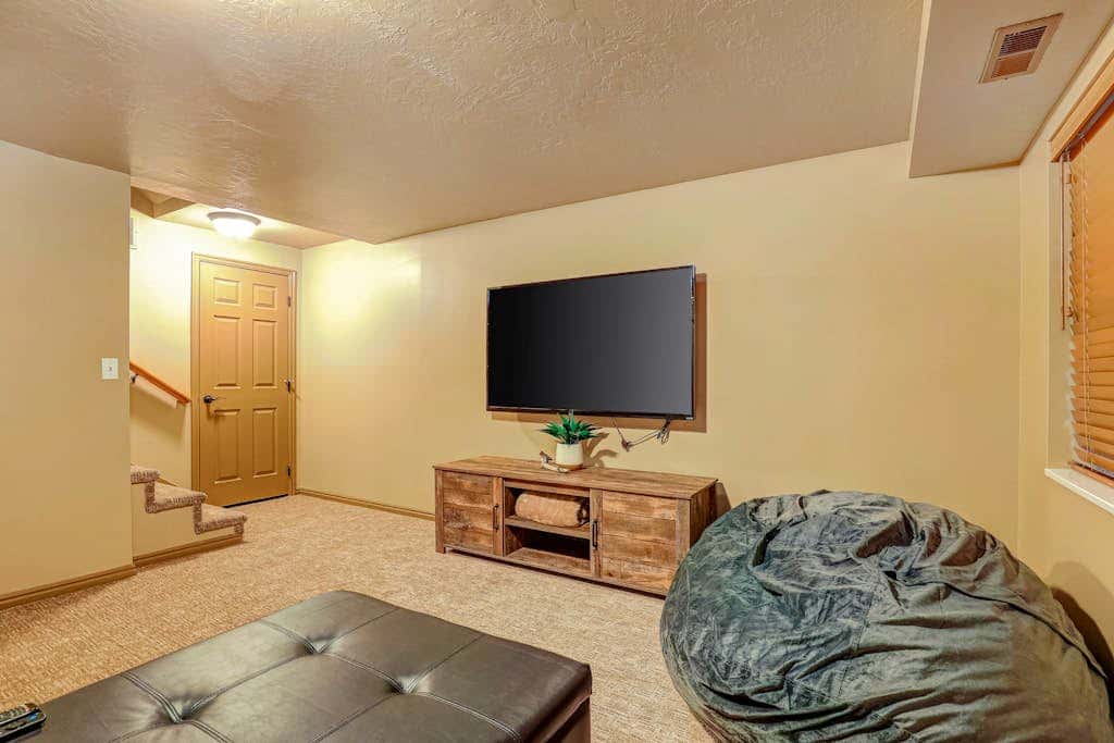 Recently updated townhome with  a private hot tub, deck, & wet bar - bus to slopes