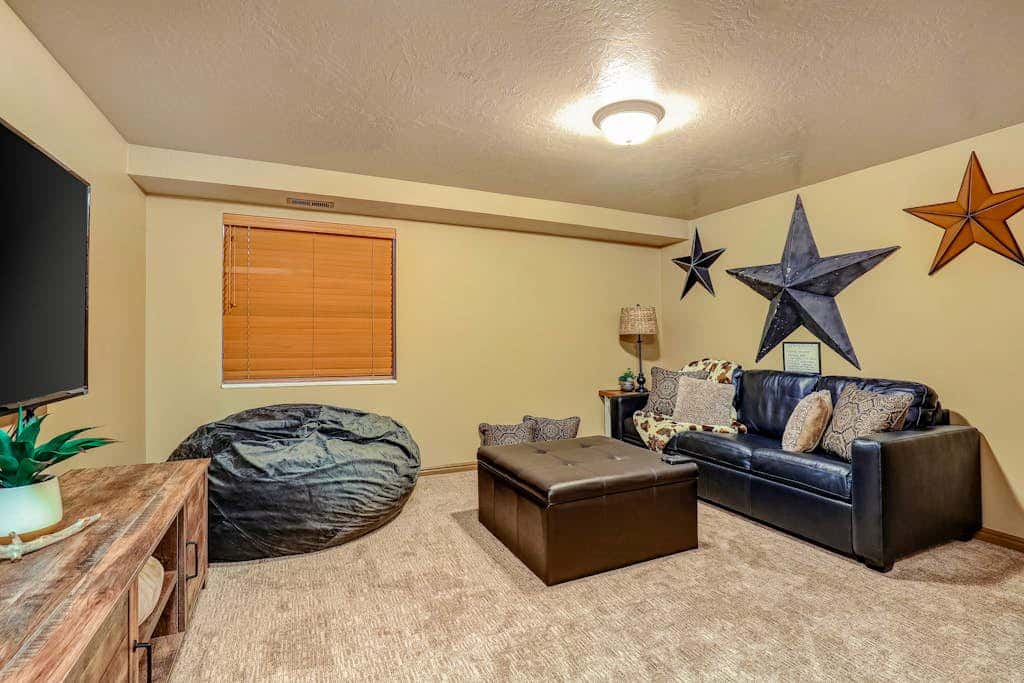 Recently updated townhome with  a private hot tub, deck, & wet bar - bus to slopes