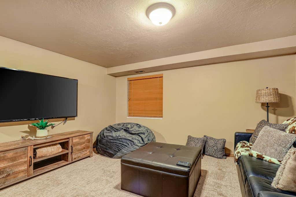 Recently updated townhome with  a private hot tub, deck, & wet bar - bus to slopes