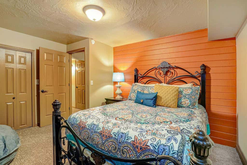 Recently updated townhome with  a private hot tub, deck, & wet bar - bus to slopes