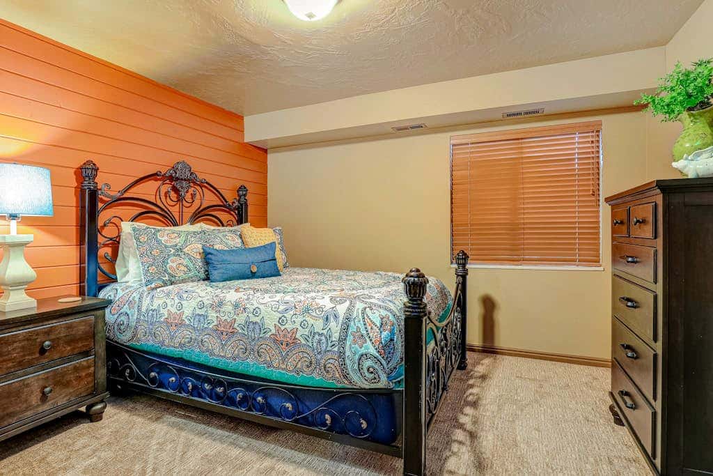 Recently updated townhome with  a private hot tub, deck, & wet bar - bus to slopes