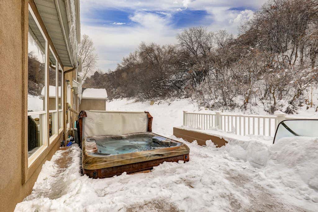 Recently updated townhome with  a private hot tub, deck, & wet bar - bus to slopes