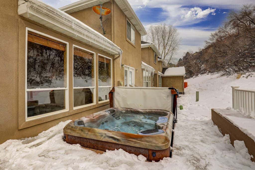 Recently updated townhome with  a private hot tub, deck, & wet bar - bus to slopes