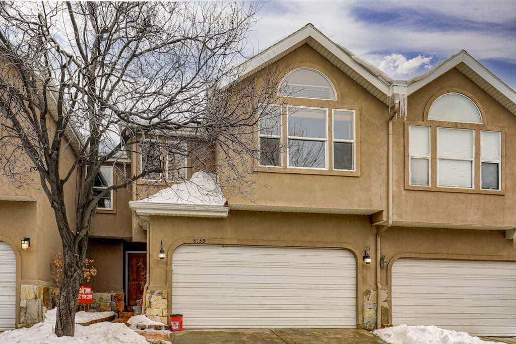 Recently updated townhome with  a private hot tub, deck, & wet bar - bus to slopes