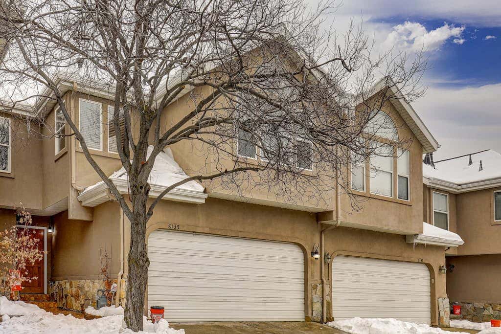 Recently updated townhome with  a private hot tub, deck, & wet bar - bus to slopes