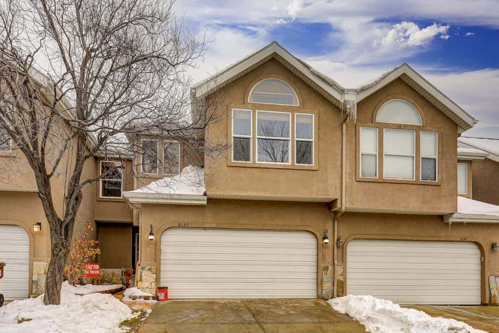 Recently updated townhome with  a private hot tub, deck, & wet bar - bus to slopes
