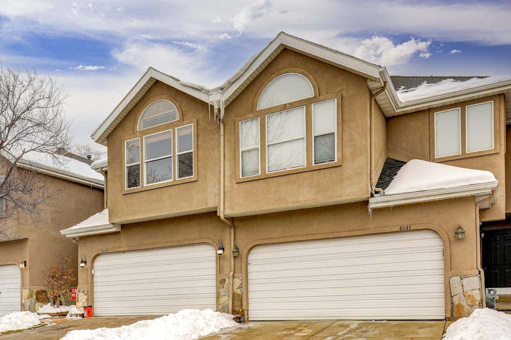 Recently updated townhome with  a private hot tub, deck, & wet bar - bus to slopes