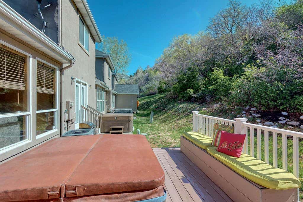 Recently updated townhome with  a private hot tub, deck, & wet bar - bus to slopes
