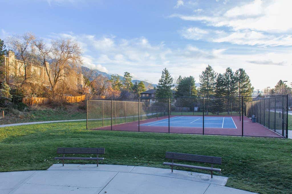Recently updated townhome with  a private hot tub, deck, & wet bar - bus to slopes