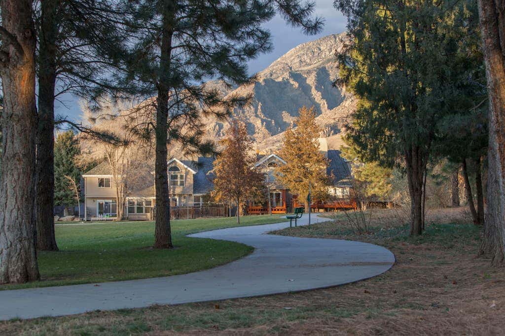 Recently updated townhome with  a private hot tub, deck, & wet bar - bus to slopes