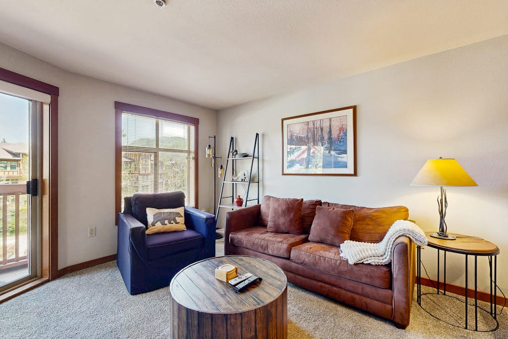 Ski-in - ski-out condo with mountain views, shared hot tub & pool & Club Solitude access