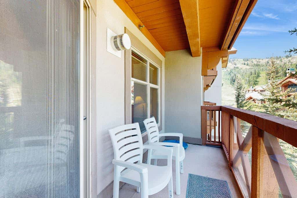 Ski-in - ski-out condo with mountain views, shared hot tub & pool & Club Solitude access