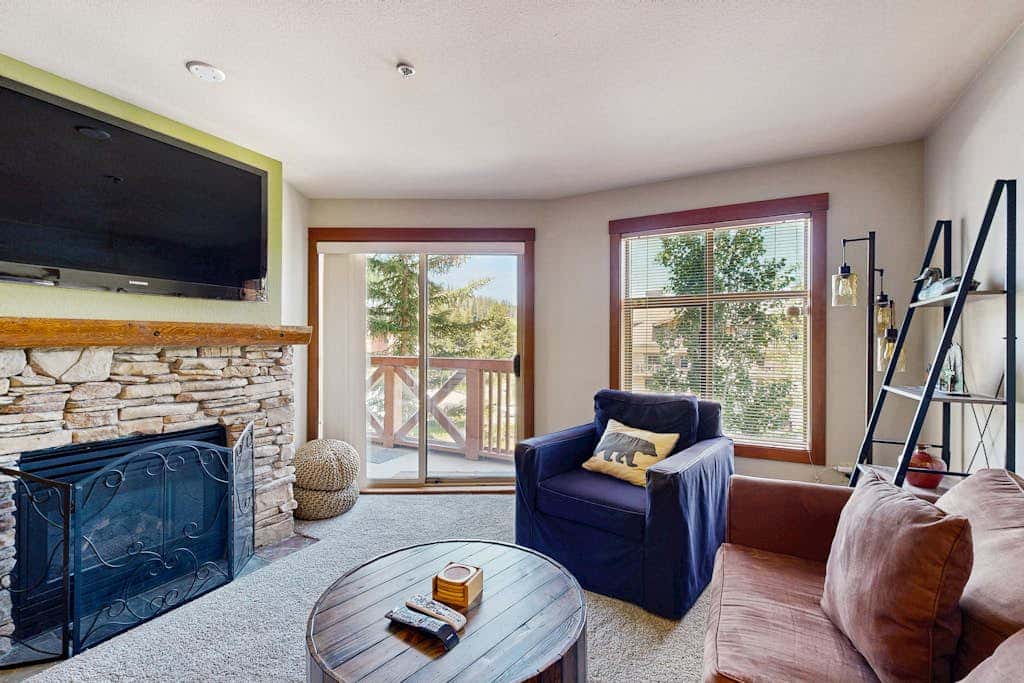 Ski-in - ski-out condo with mountain views, shared hot tub & pool & Club Solitude access