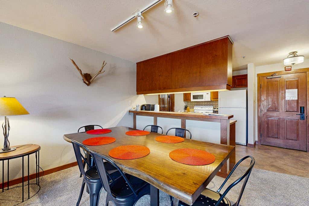Ski-in - ski-out condo with mountain views, shared hot tub & pool & Club Solitude access