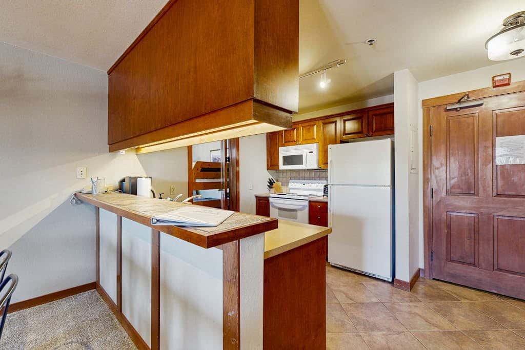 Ski-in - ski-out condo with mountain views, shared hot tub & pool & Club Solitude access