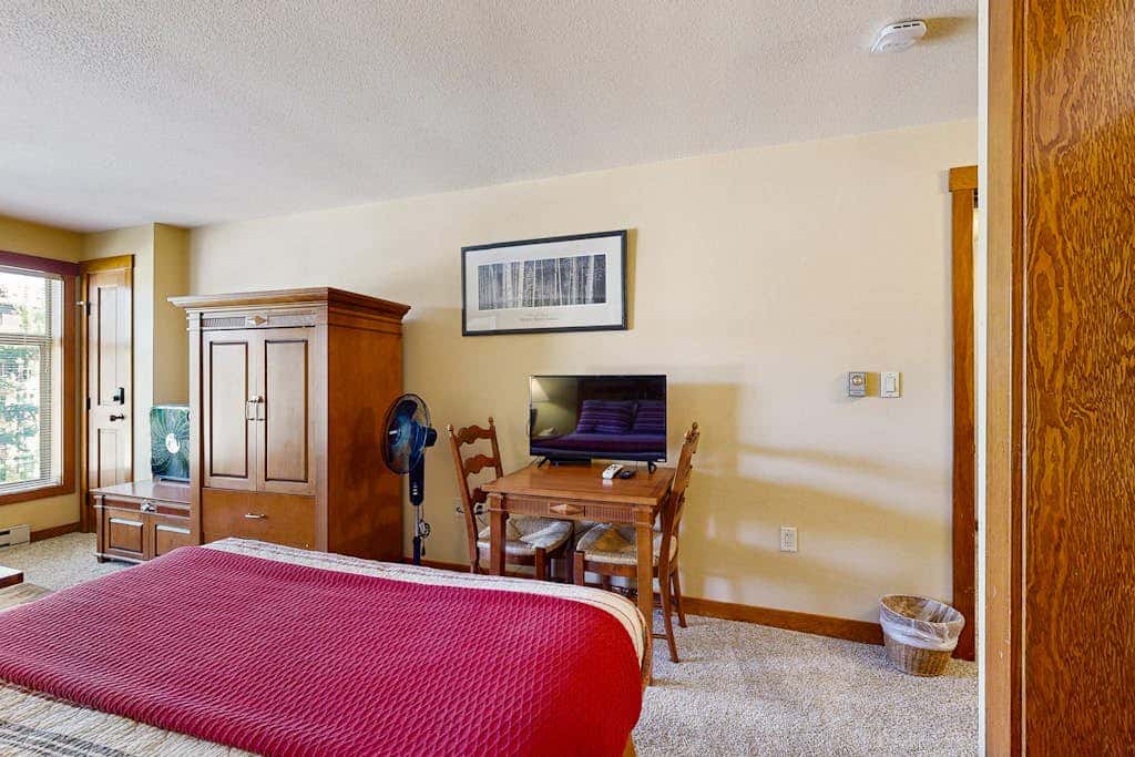Ski-in - ski-out condo with mountain views, shared hot tub & pool & Club Solitude access