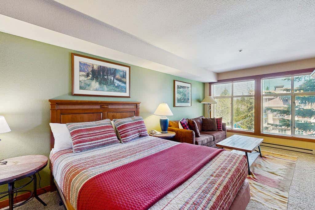 Ski-in - ski-out condo with mountain views, shared hot tub & pool & Club Solitude access