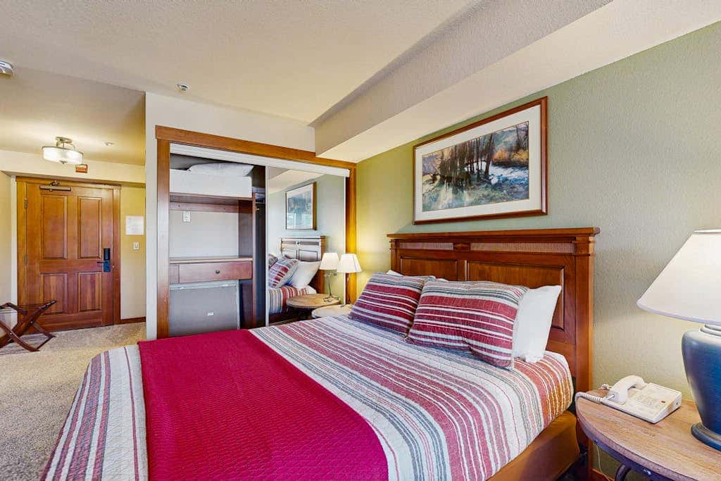 Ski-in - ski-out condo with mountain views, shared hot tub & pool & Club Solitude access