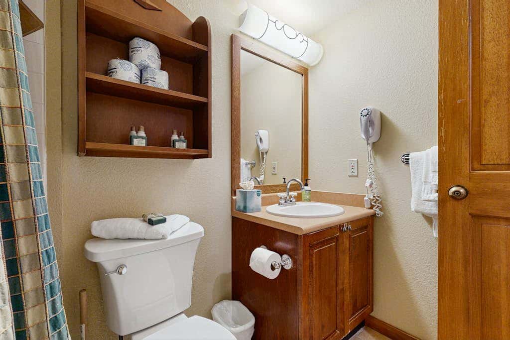 Ski-in - ski-out condo with mountain views, shared hot tub & pool & Club Solitude access