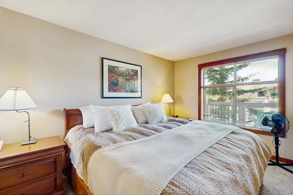 Ski-in - ski-out condo with mountain views, shared hot tub & pool & Club Solitude access
