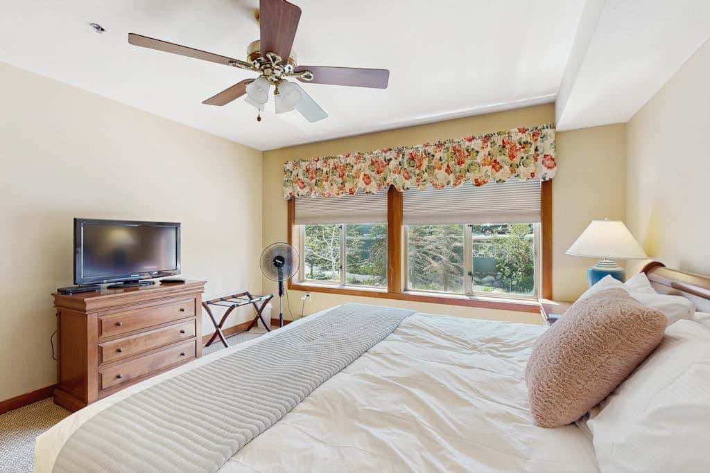 Ski-In/Out Condo with Mountain Views & Resort Amenities