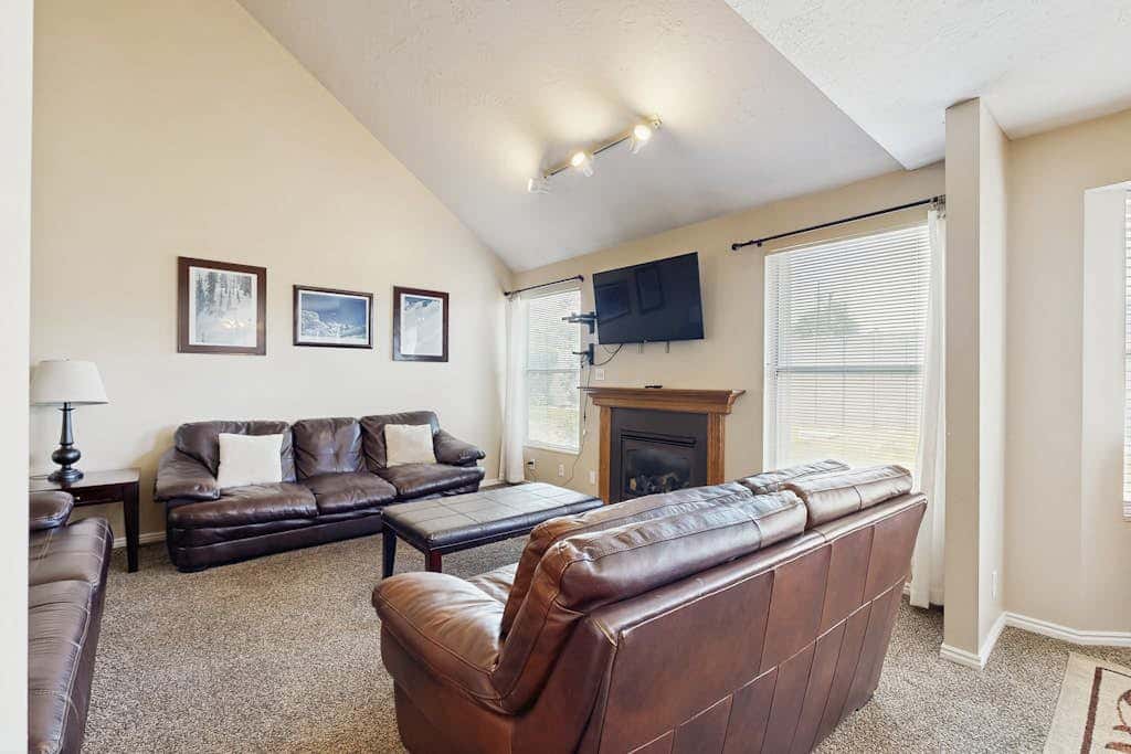 Roomy townhouse with full kitchen, private hot tub & patio - near skiing