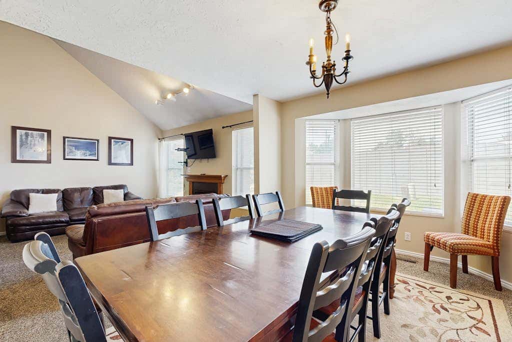 Roomy townhouse with full kitchen, private hot tub & patio - near skiing