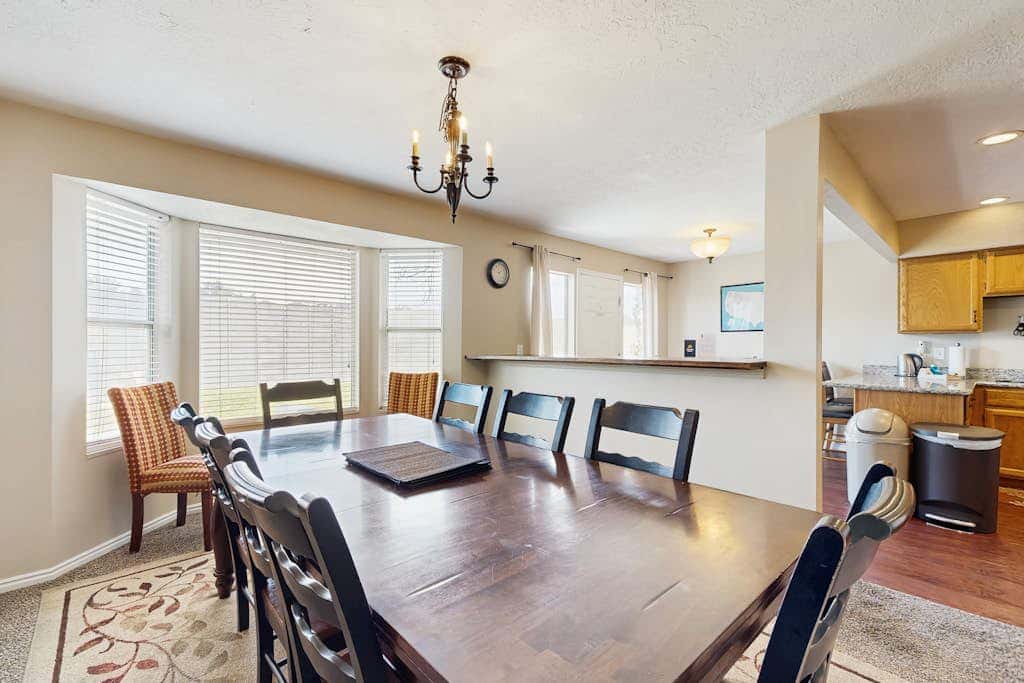 Roomy townhouse with full kitchen, private hot tub & patio - near skiing