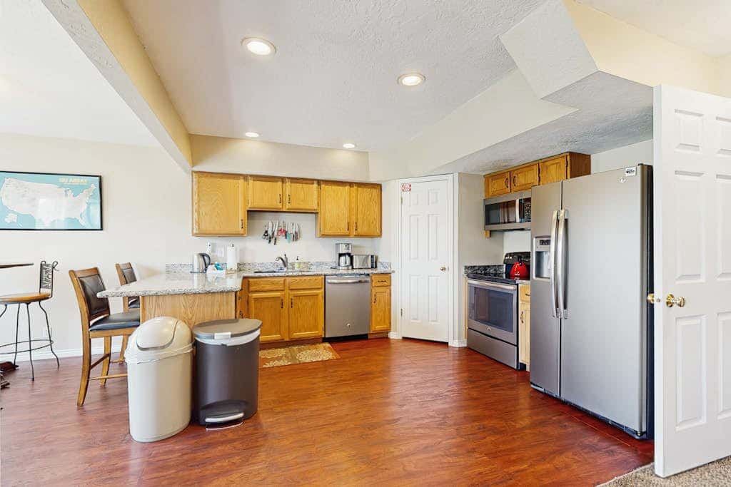 Roomy townhouse with full kitchen, private hot tub & patio - near skiing