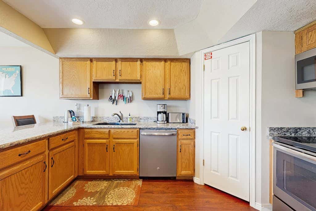 Roomy townhouse with full kitchen, private hot tub & patio - near skiing
