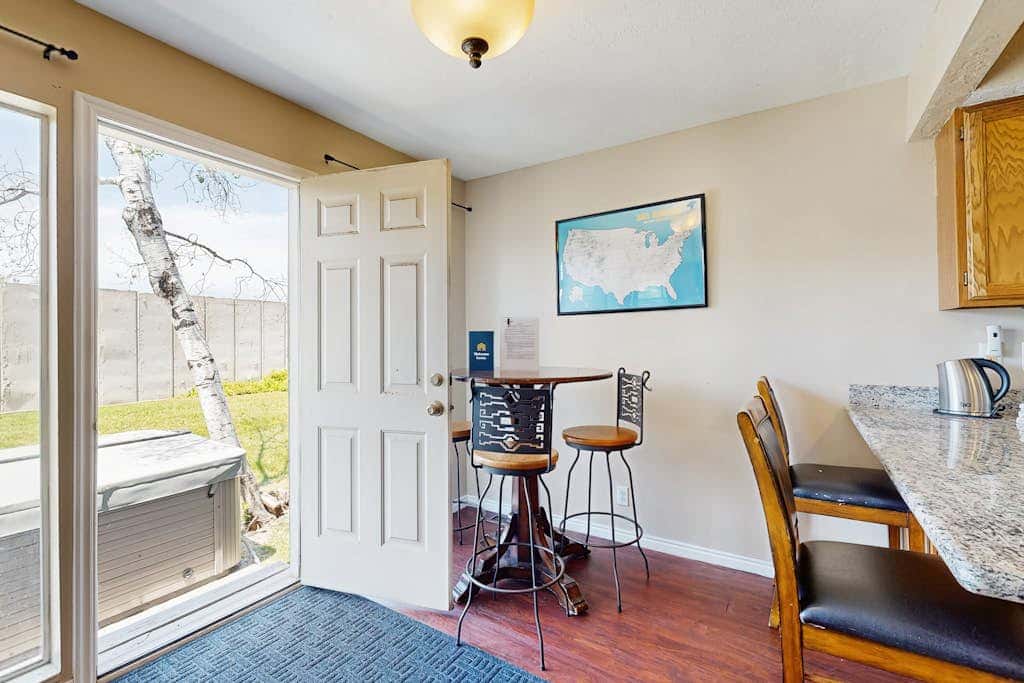 Roomy townhouse with full kitchen, private hot tub & patio - near skiing