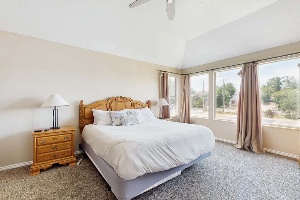 Roomy townhouse with full kitchen, private hot tub & patio - near skiing