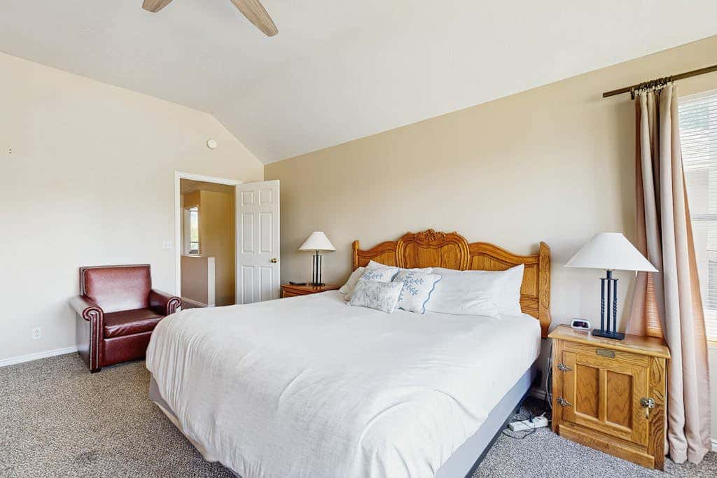 Roomy townhouse with full kitchen, private hot tub & patio - near skiing