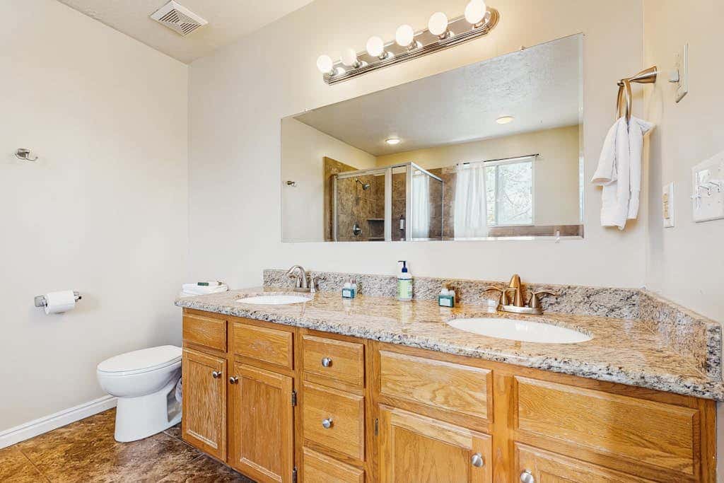Roomy townhouse with full kitchen, private hot tub & patio - near skiing