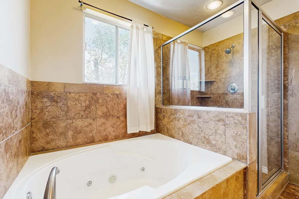 Roomy townhouse with full kitchen, private hot tub & patio - near skiing