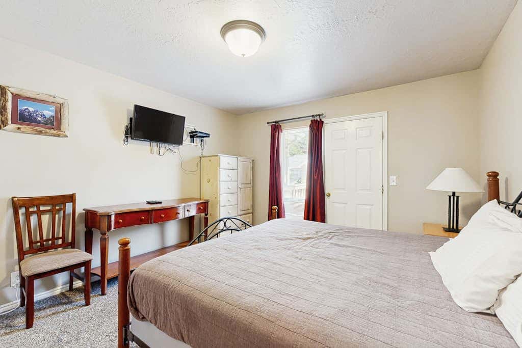 Roomy townhouse with full kitchen, private hot tub & patio - near skiing