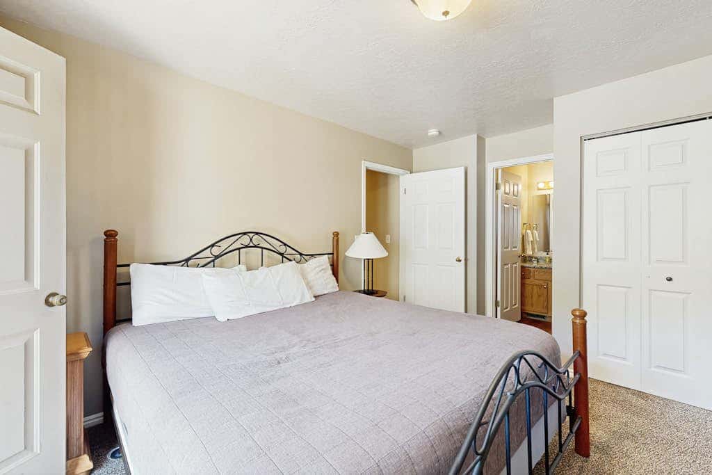 Roomy townhouse with full kitchen, private hot tub & patio - near skiing