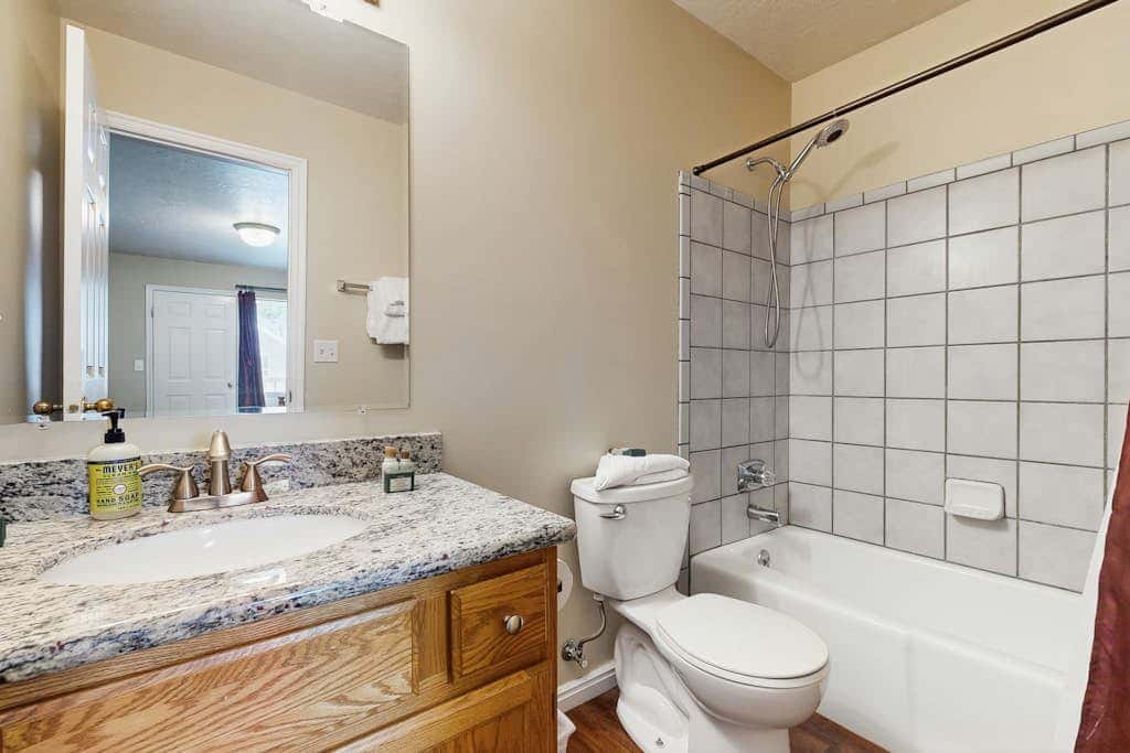 Roomy townhouse with full kitchen, private hot tub & patio - near skiing