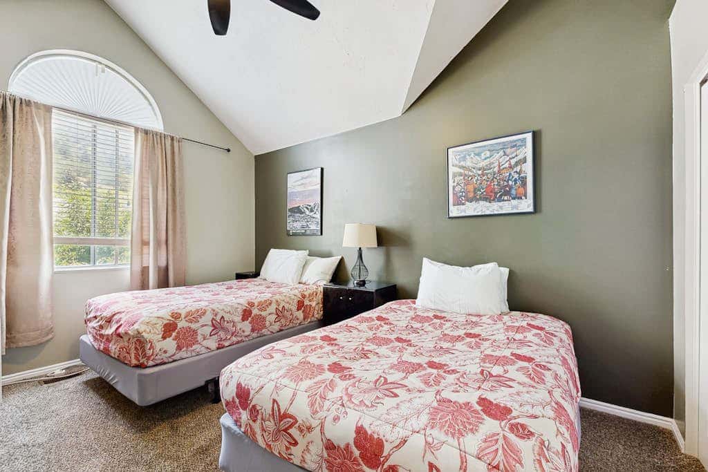 Roomy townhouse with full kitchen, private hot tub & patio - near skiing