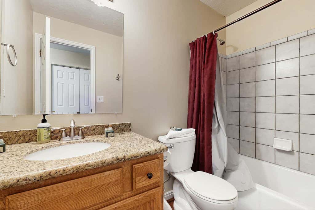 Roomy townhouse with full kitchen, private hot tub & patio - near skiing