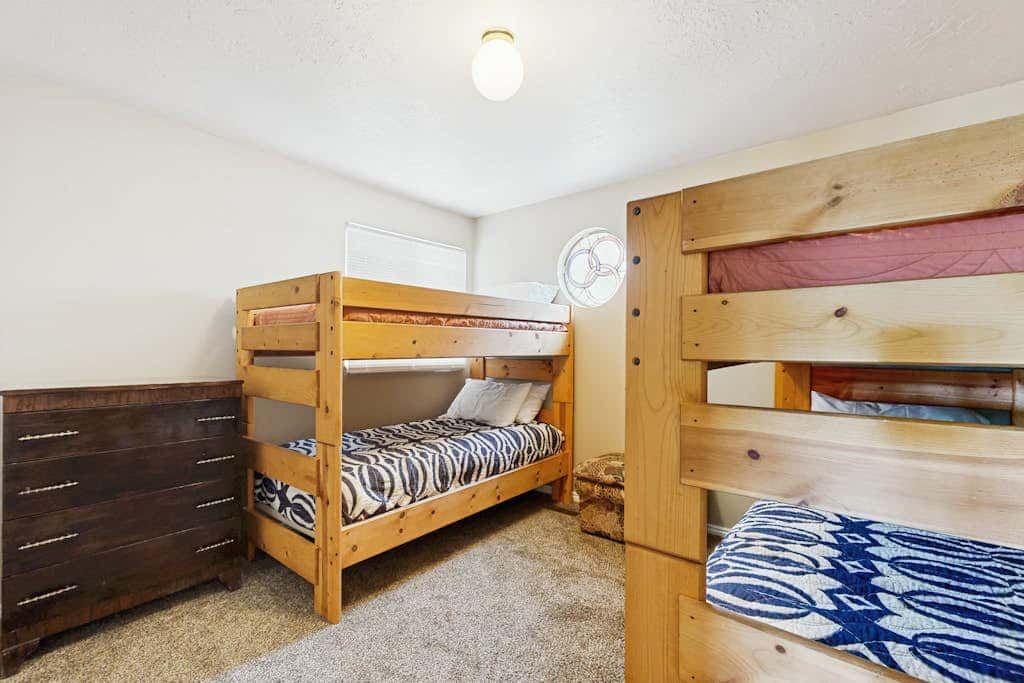 Roomy townhouse with full kitchen, private hot tub & patio - near skiing